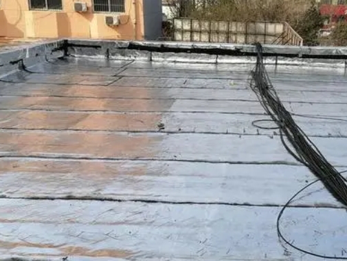 集安卫生间漏水维修公司分享下集安屋面楼顶防水刚性防水层施工要点。